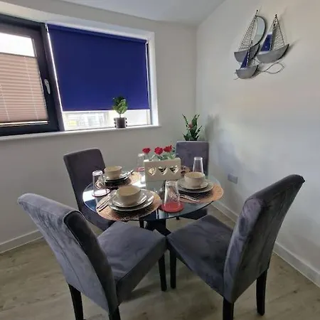 Luxury 2 Bed, 2 Bath Apartment - The Quays-2